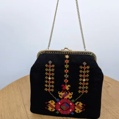 Sac à main vintage en point de croix motifs colorés