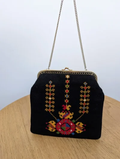 Sac à main vintage en point de croix motifs colorés
