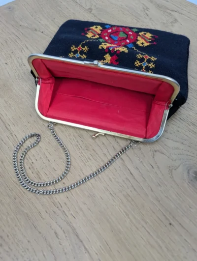 Sac à main vintage tapisserie point de croix décor floral fermoir métal Villa Brieg accessoire ancien