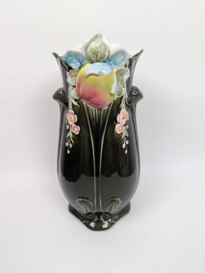 Vase Art Nouveau en barbotine signé Gustave de Bruyn, décor floral en relief vert profond, bleu et rose, céramique Fives-Lille.
