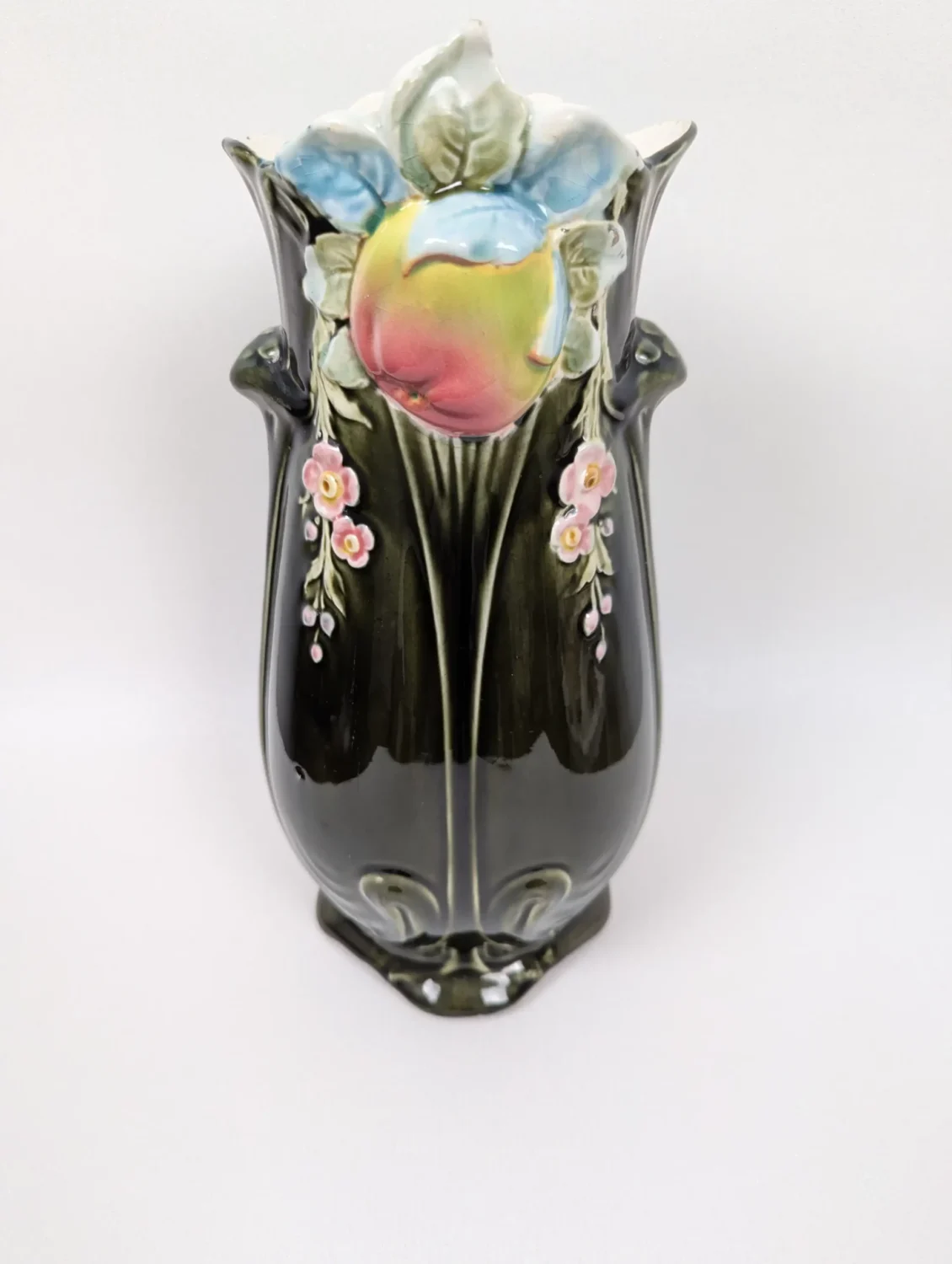 Vase Gustave De Bruyn Fives-Lille barbotine Art Nouveau décor fruit relief