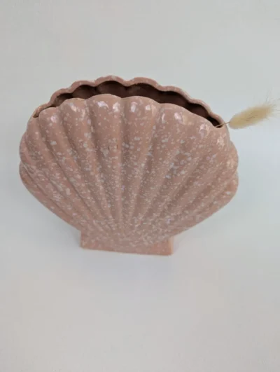 Vase vintage en forme de coquillage de couleur rose pastel, céramique émaillée au design organique et marin.