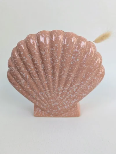 Vase vintage en forme de coquille en céramique rose chiné, design nautique rétro des années 80, vase sculptural pour décoration bohème.