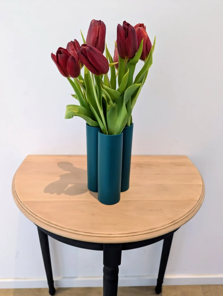 Vase vintage design utilisé avec des fleurs, élément décoratif contemporain