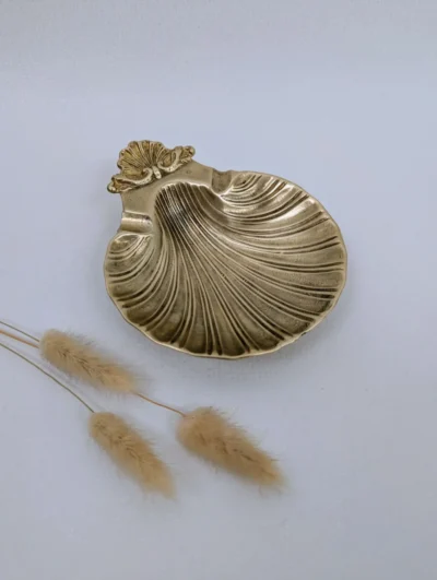 Vide-poche ou cendrier vintage en laiton massif en forme de coquille Saint-Jacques avec détails ciselés et patine dorée.