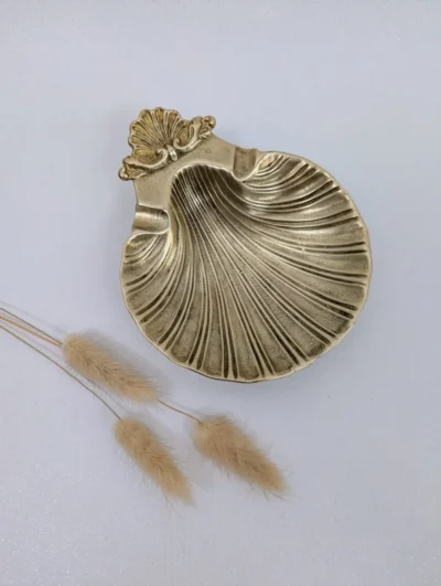 Coupelle en laiton doré en forme de coquillage Saint-Jacques avec détails ciselés, utilisée comme vide-poche ou porte-bijoux.