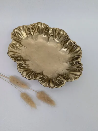 Vide-poche vintage en bronze doré forme de fleur, coupelle à bijoux ciselée décor floral organique, objet de décoration dorée ancienne.