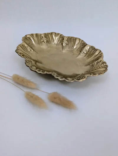 Petite coupelle vide-poche ancienne en bronze ou laiton travaillé avec bords festonnés, motifs de perles et détails floraux en relief.