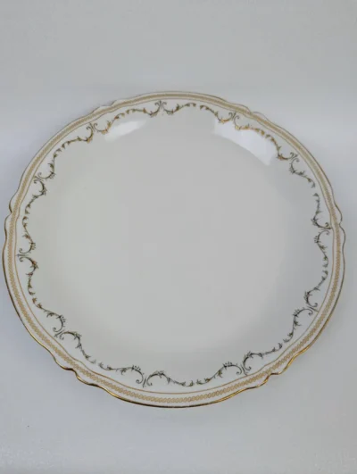 Grand plat de service rond en porcelaine de Limoges Bernardaud & Cie avec fine frise florale et liseré doré