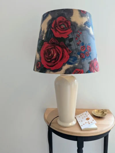 Grande lampe vintage de 75 cm avec pied en céramique émaillée crème signé IKEA et grand abat-jour en tissu plissé à motifs fleurs rouges, luminaire rétro.