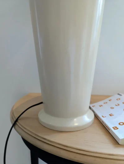 Lampe à poser IKEA vintage pied métal blanc abat-jour motif fleurs Villa Brieg luminaire rétro cottagecore