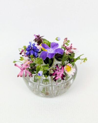 Vase pique fleurs en verre rond.