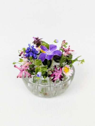 Pique-fleurs ancien en verre massif transparent à 19 alvéoles, fabrication artisanale anglaise vintage.