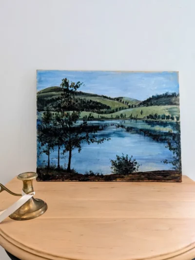 Tableau ancien huile sur toile représentant un paysage de campagne avec rivière et arbres dans un cadre doré richement orné