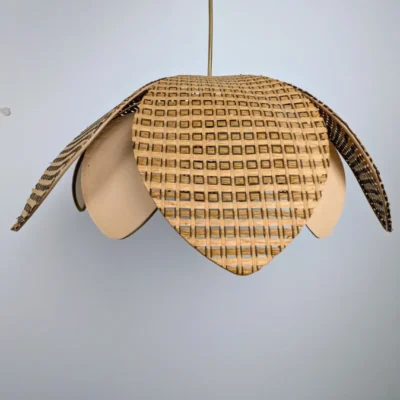 Suspension vintage en forme de lotus en osier tressé