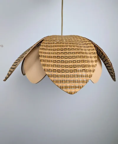 Suspension vintage en forme de lotus en osier tressé