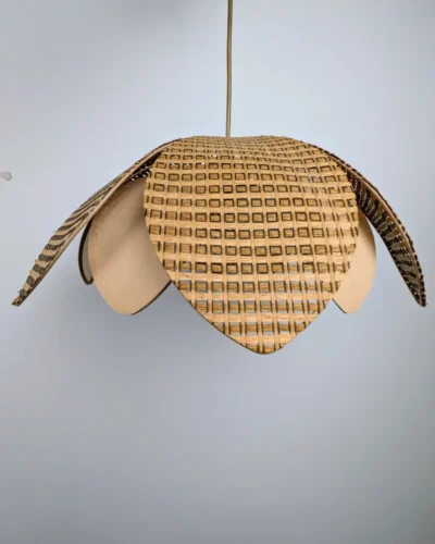 Suspension vintage en forme de lotus en osier tressé