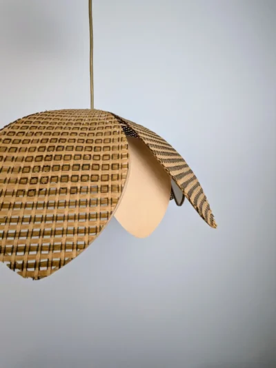 Suspension vintage forme fleur de lotus en osier tressé et pétales en tissu beige années 70