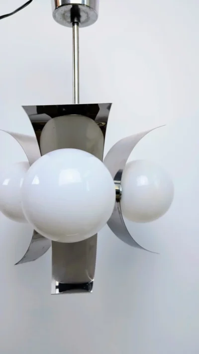 Suspension vintage Space Age Napako en acier chromé avec trois globes en verre opalin blanc, design Josef Hůrka.