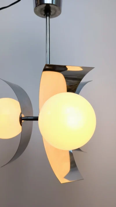 Suspension Space Age vintage Napako avec globes opaline blanche et réflecteurs incurvés en métal chromé