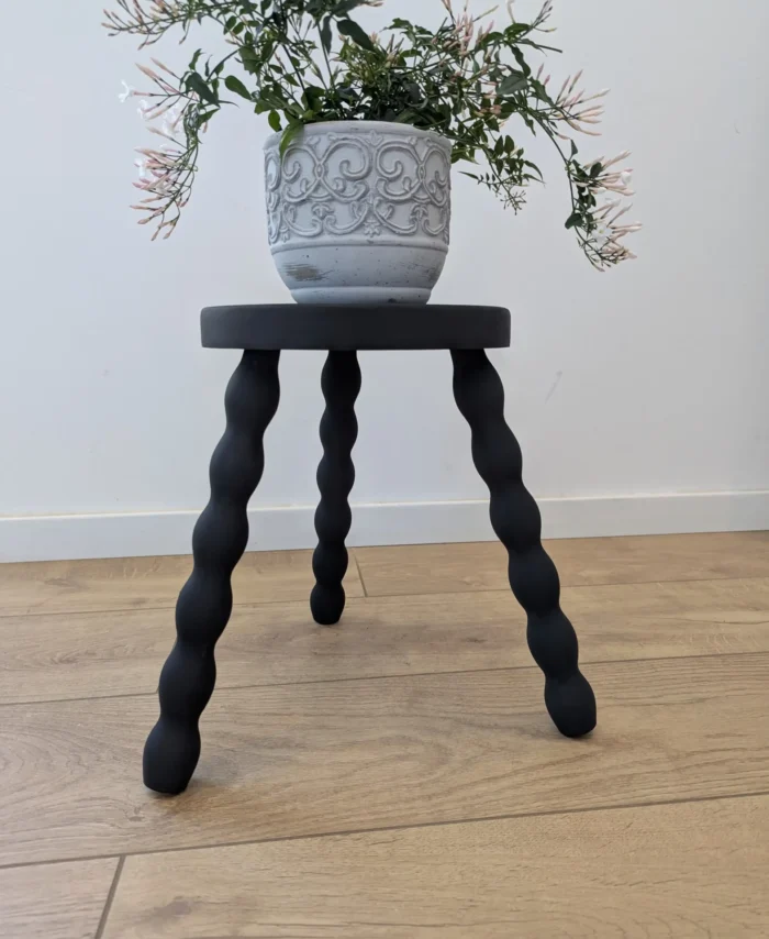 Tabouret tripode noir mat vintage