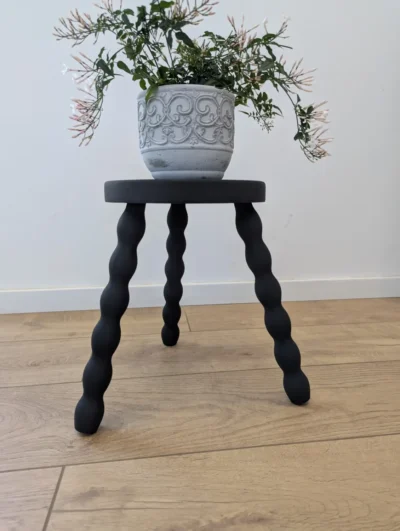 Tabouret tripode noir mat vintage
