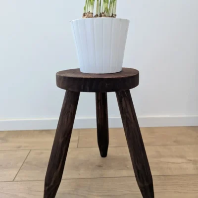 Tabouret à trois pieds