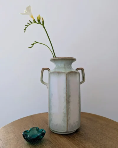 Vase amphore West Germany signé Scheurich, couleur vert d'eau