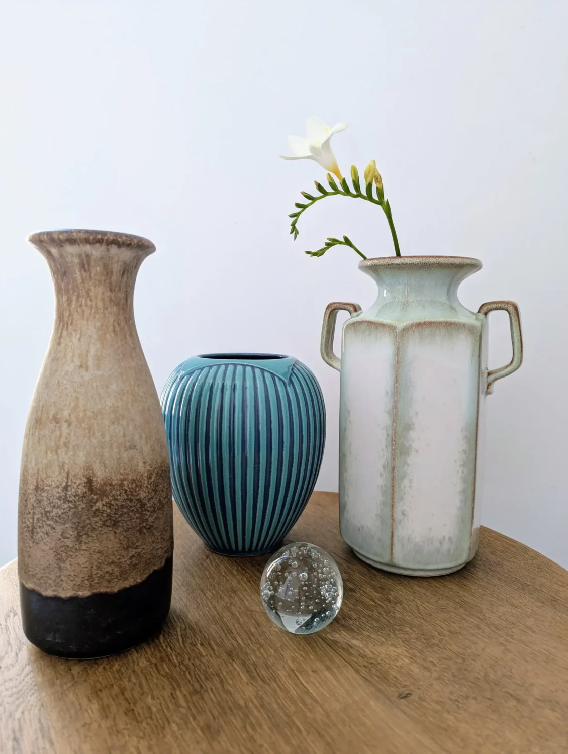 Ensemble de 3 vases West Germany signé Sheurich KERAMIK. Un vase épuré dans un dégradé de marron, un vase bleu aux lignes Art Déco et un vase amphore aux douces teintes vert d'eau.