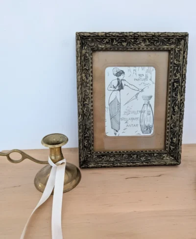 Cadre en bois ancien avec affiche publicitaire Art Nouveau