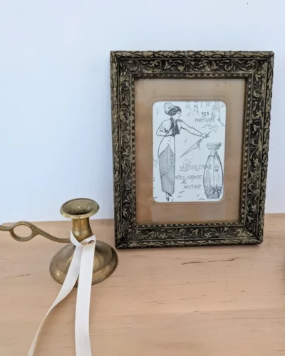 Cadre en bois ancien avec affiche publicitaire Art Nouveau