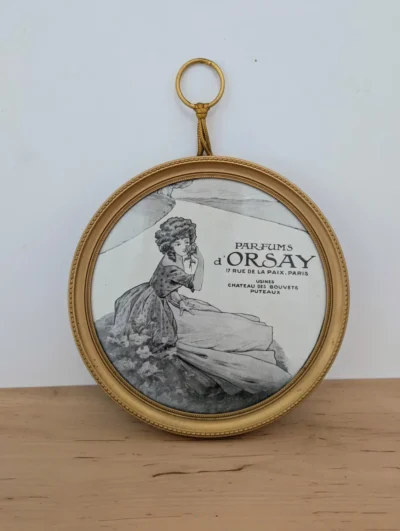 Petit cadre rond Art Nouveau en laiton doré avec décor de fleurs et volutes organiques