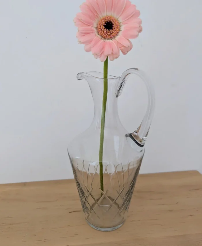 Carafe en verre ciselé détournée en soliflore