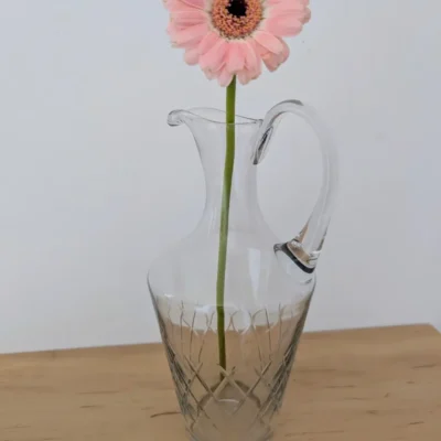 Carafe en verre ciselé détournée en soliflore