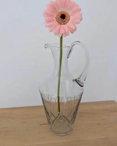 Carafe en verre ciselé détournée en soliflore