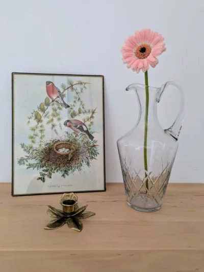Carafe ancienne en verre transparent avec motifs géométriques ciselés en pointes de diamant et bouchon en verre assorti.