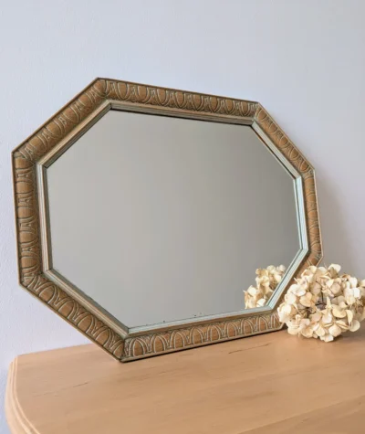 Miroir ancien octogonal en bois sculpté patine vert d'eau, décoration murale vintage avec message manuscrit de 1964 au dos.