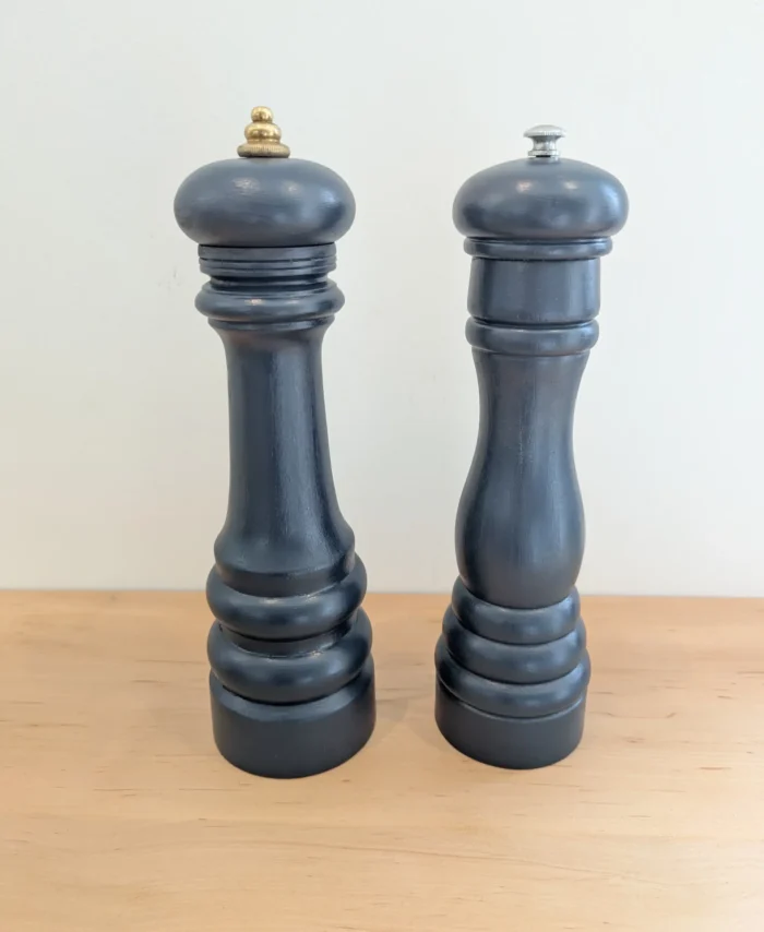 Moulins à sel et poivre en bois vintage