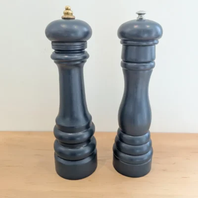 Moulins à sel et poivre en bois vintage
