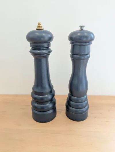 Duo de grands moulins à sel et poivre vintage restaurés bleu grisé, moulin Peugeot 28 cm et moulin italien 29 cm, accessoires de table rétro en bois.
