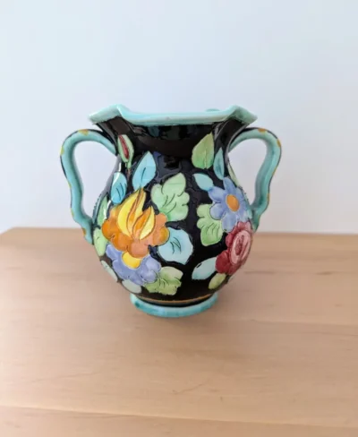 Petit vase vintage Cerart Monaco en céramique, fond noir à mosaïque multicolore avec anses rayées et intérieur turquoise.