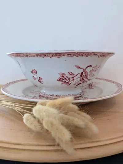 Duo de vaisselle ancienne Terre de Fer Sarreguemines modèle Fontanges, comprenant un grand plat de 32 cm et un saladier sur pied, décor floral rouge et rose.