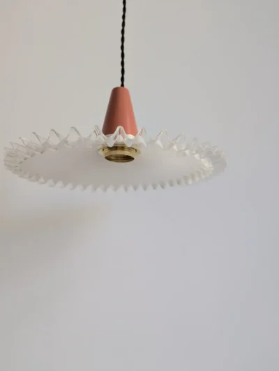 Suspension ancienne en opaline blanche de forme arrondie avec griffe de fixation en laiton et cordon de suspension.