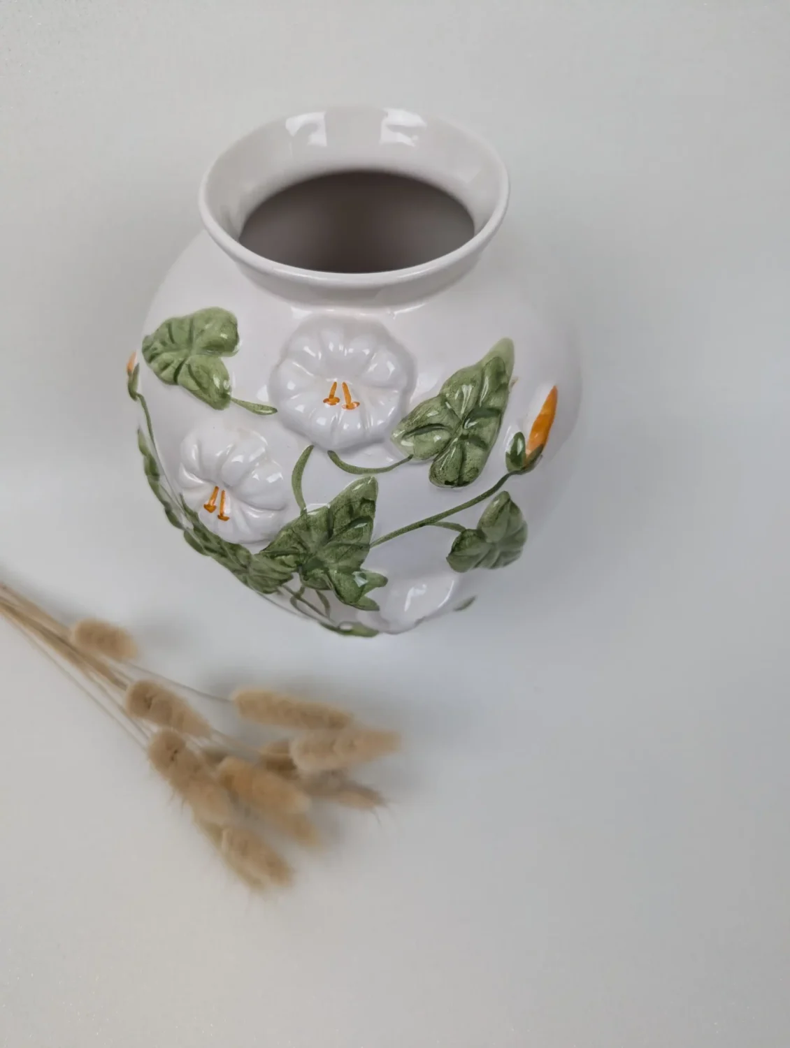 Vase vintage en céramique à décor floral en relief, pièce décorative du XXe siècle