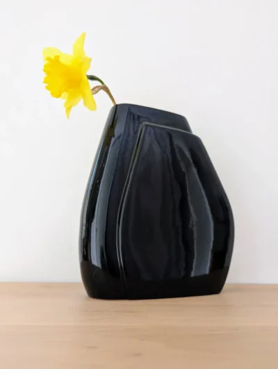 Vase céramique bleu nuit vintage au design minimaliste, petit soliflore élégant style moderniste.
