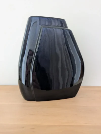 Vase vintage céramique bleu nuit émaillé forme épurée Villa Brieg décoration d'intérieur design
