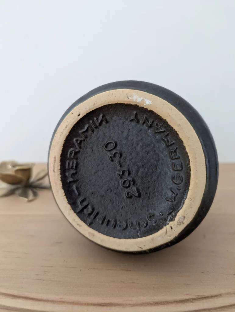 Dessous de vase vintage en céramique avec signature et numéro d’atelier