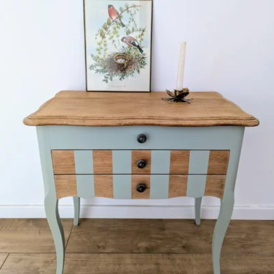 Meuble vintage relooké couleur vert d'eau avec rayures