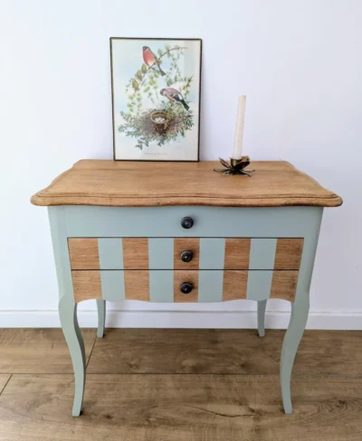 Meuble vintage relooké couleur vert d'eau avec rayures