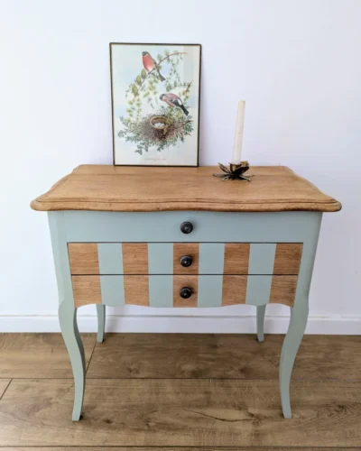 Meuble vintage relooké couleur vert d'eau avec rayures